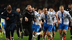 Fotbalisté Baníku Ostrava se radují z vítzství nad Spartou.