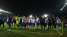 Fotbalisté Baníku Ostrava se radují z vít�zství nad Spartou.
