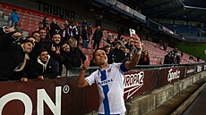 Ewerton se fotí s fanou�ky po vít�zném utkání se Spartou.