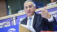 Nominovaný �eský eurokomisa� Jozef Síkela p�i sly�ení p�ed europoslanci (6....