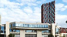 Kongresový palác v Tiran� s hotelem Marriott v pozadí (2023)