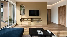 Pilí� uprost�ed místnosti doplnila architektka vestavbou nábytkové p�í�ky s...