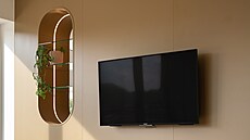 Pilí uprosted místnosti doplnila architektka vestavbou nábytkové píky s...