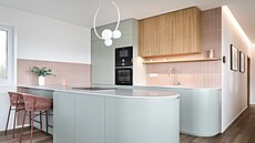 Tlumené pastelové barvy se prolínají celým interiérem v nkolika odstínech.