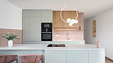 Jak u dnes bývá zvykem, varná deska je vybavená integrovaným odsávaem, take...