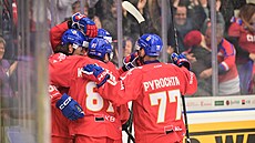 �e�tí hokejisté se radují z gólu Daniela Gazdy.