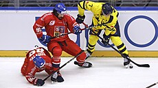 �védský hokejista Henrik Tommernes (vpravo) bojuje s Danielem Vo�enílkem, vlevo...