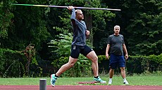 Jan elezný sleduje pi tréninku Jakuba Vadlejcha.