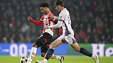 Malik Tillman (vlevo) z Eindhovenu úto�í v zápase Ligy mistr� s Gironou.