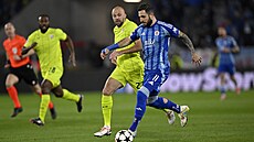 Tigran Barseghjan ze Slovanu Bratislava úto�í v zápase s Dinamem Záh�eb.