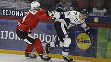 �výcar Christian Marti (vlevo) v souboji s Finem Waltterim Merelem.