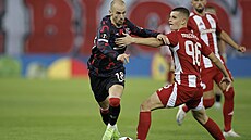 Václav �erný (vlevo) z Glasgow Rangers v souboji s Christosem Mouzakitisem z...