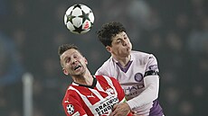 Ladislav Krej�í (vpravo) z Girony v souboji s Luukem de Jongem z Eindhovenu.