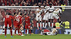 Trent Alexander-Arnold z Liverpoolu st�ílí na branku Leverkusenu.