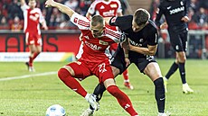 Tim Skarke (vlevo) z Unionu Berlín v souboji s Matthiasem Ginterem z Freiburgu.