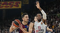 Tomá Satoranský (vlevo) z Barcelony bránný  Trentem Forrestem z Baskonie.