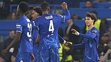 Fotbalisté Chelsea se radují z jednoho z osmi gól� v zápase s FC Noah.