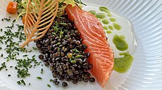 Jako p�edkrm Joná� Chorvat p�ipravil opálený gravlax z lososa s �o�kou beluga,...