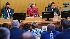 Nová hejtmanka Karlovarského kraje Jana Mra�ková Vildumetzová se svými nám�stky...