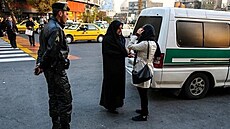 �lenové íránské nábo�enské policie v Teheránu
