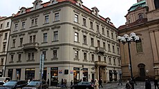 D�m U V�e, ve kterém se Franz Kafka narodil, vypadal obdobn�. Byl v�ak ni��í a...