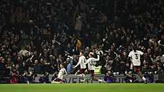 Radost fotbalist� Fulhamu po gólu Harryho Wilsona (vlevo) proti Brentfordu.