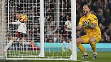 Na�tvaný branká� Brentfordu Mark Flekken po gólu Harryho Wilsona z Fulhamu.