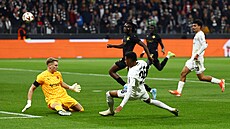 Antonín Kinský chytá nájezd k�ídelníka Frankfurtu Ansgara Knauffa.