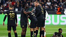 Ze� sl�vistick�ch fotbalist� p�ed p��m�m kopem Frankfurtu.