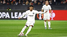 �to�n�k Frankfurtu Omar Marm�� se trefuje z p��m�ho kopu v z�pase se Slavi�.