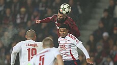 Spar�anský stoper Elias Cobbaut vy�plhal vý�, ne� obránci Brestu a hlavou...