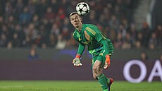 Spar�anský gólman Peter Vindahl pozoruje mí� v utkání s Brestem.