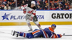 Nico Hischier (13) z New Jersey Devils p�ihrává kolem Evana Boucharda (2) z...