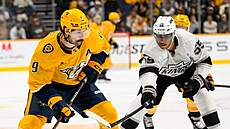 Filip Forsberg (9) z Nashville Predators jde po puku v zápase s Los Angeles...