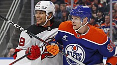 Corey Perry (90) z Edmonton Oilers a John Kovacevic (8) z New Jersey Devils...