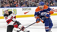 Dawson Mercer (91) z New Jersey Devils se sna�í zastavit pokus Evana Boucharda...