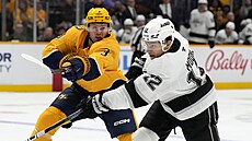 Trevor Moore (12) z Los Angeles Kings st�ílí na bránu Nashville Predators kolem...