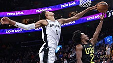 Victor Wembanyama (1) ze San Antonio Spurs blokuje Collina Sextona (2) z Utah...