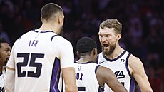 Alex Len (25), De'Aaron Fox (5) a Domantas Sabonis (11) z Sacramento Kings...