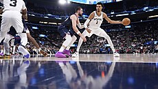 Victor Wembanyama (vpravo) ze San Antonio Spurs brán�ný Ivicou Zubacem z Los...