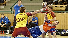 Tomá� Nejdl v oran�ovém dresu plze�ského Talentu st�ílí na bránu Dukly Praha.