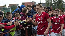 Fotbalisté Uherského Brodu se s diváky radují z postupu do 3. kola MOL Cupu, ve...