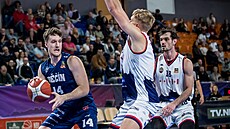 Petr Machá� (vlevo) z D��ína se pokou�í proniknout k brn�nskému ko�i kolem...