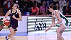 Vendula Krausová (vlevo) ze Slovanky útoí v zápase se abinami Brno kolem...