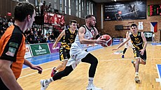 Matj Svoboda z Nymburka útoí na ko Písku kolem Martina Svobody (71) a...