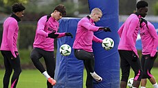 Cesare Casadei (druhý zleva) a Mychajlo Mudryk z Chelsea na tréninku