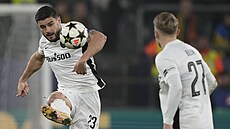 Loris Benito z Young Boys Bern krotí mí�.