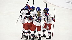 eské hokejistky slaví gól.