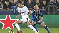 Morgan Rogers (vlevo) z Aston Villy kli�kuje kolem Joaquina Seyse z Brugg.