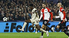 Karim Konate (vlevo) ze Salcburku zakonuje v zápase s Feyenoordem Rotterdam.